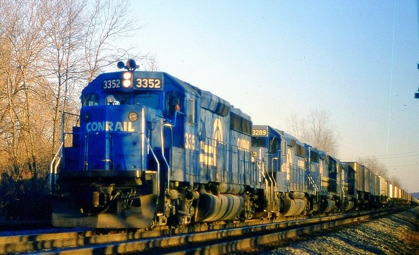 Photo of Conrail GP40-2s hustle pigs west near Rochester, NY