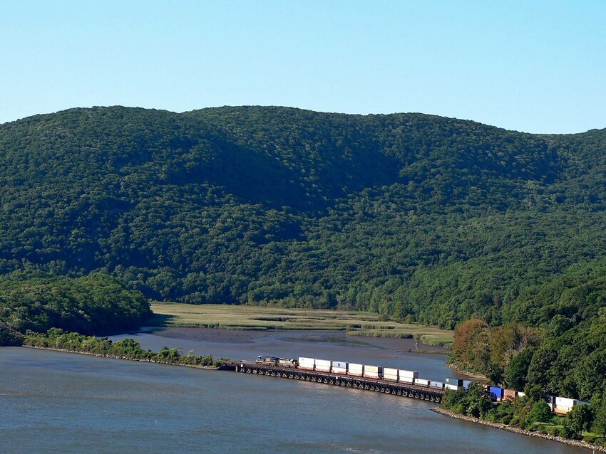 Photo of CSX southbound Containers at Bear Mountain - 3