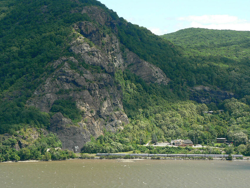 Photo of Metro North southbound at Breakneck Ridge