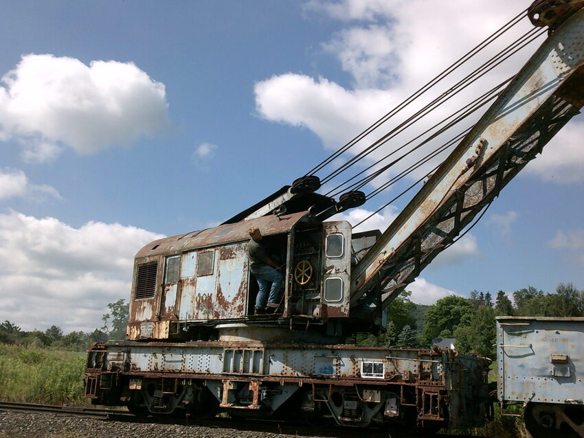 Photo of Wreck crane at work