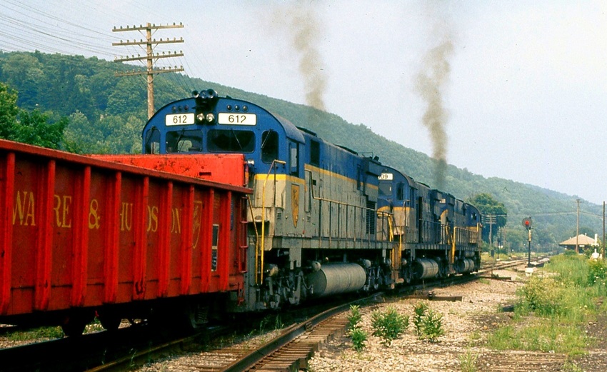 Photo of D&H C628s waiting for a go signal