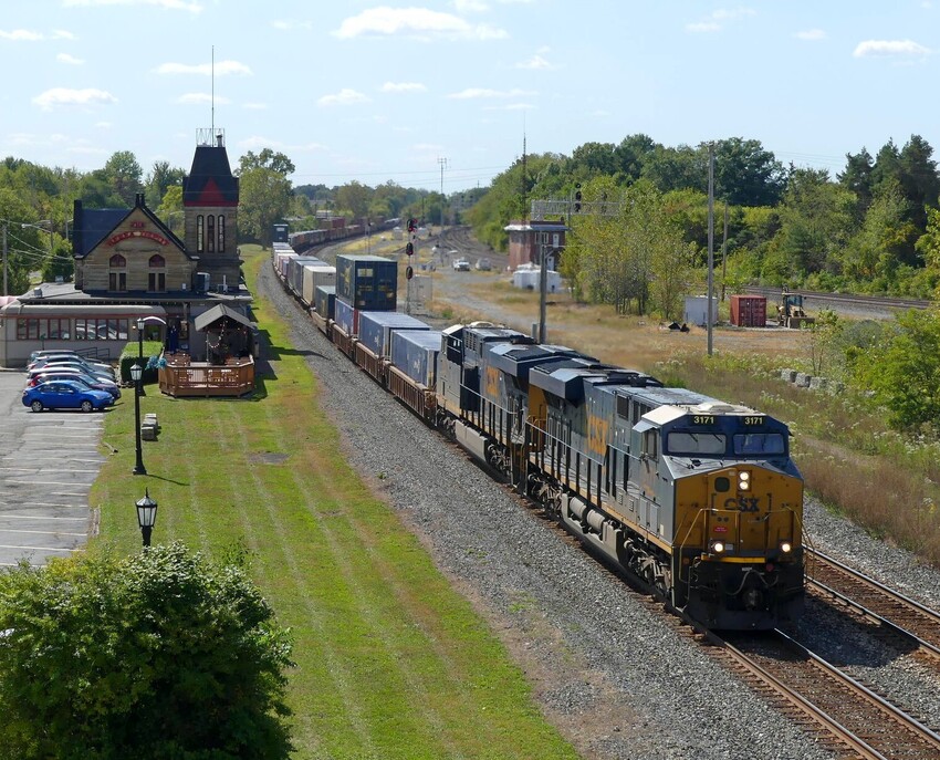 Photo of Eastbound CSX stack train at Berea