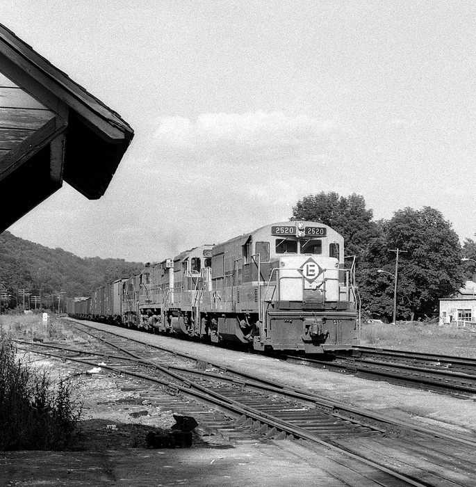 Photo of EL U25B leads wb freight at Owego