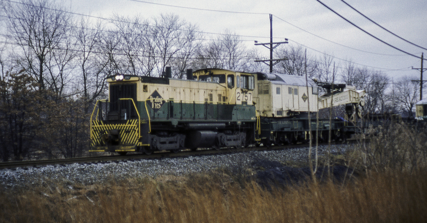 Photo of Reading 2757 Trailing a Big Hook at Bound Brook, NJ