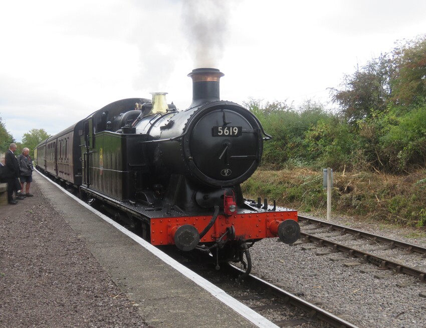 Photo of 5619 at Taw Valley Halt