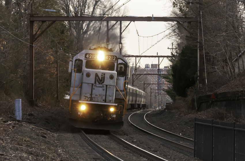 Photo of NJ Transit Train 1001 Arriving in Glen Ridge