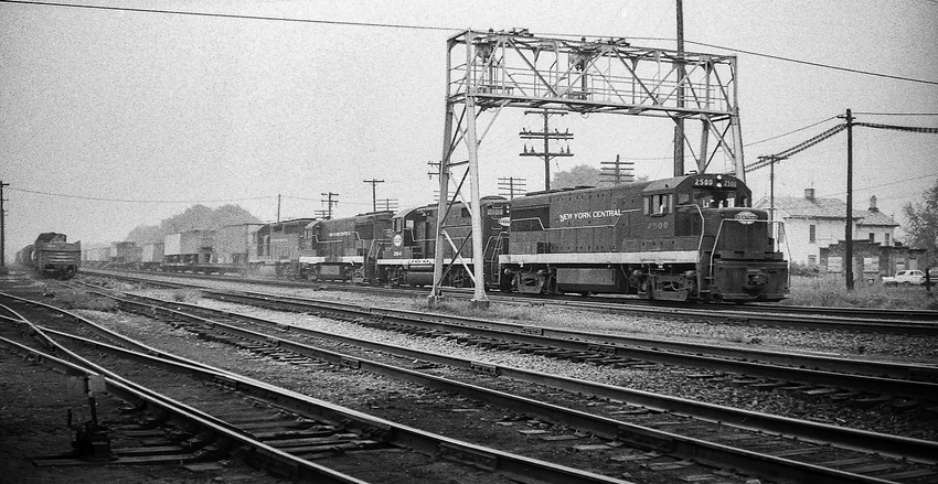 Photo of Eastbound New York Central Pigs at Lyons, NY