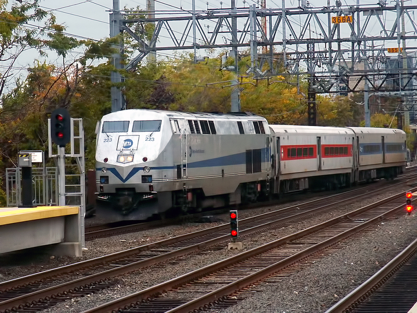 Photo of Metro-North 223 at Stamford, CT