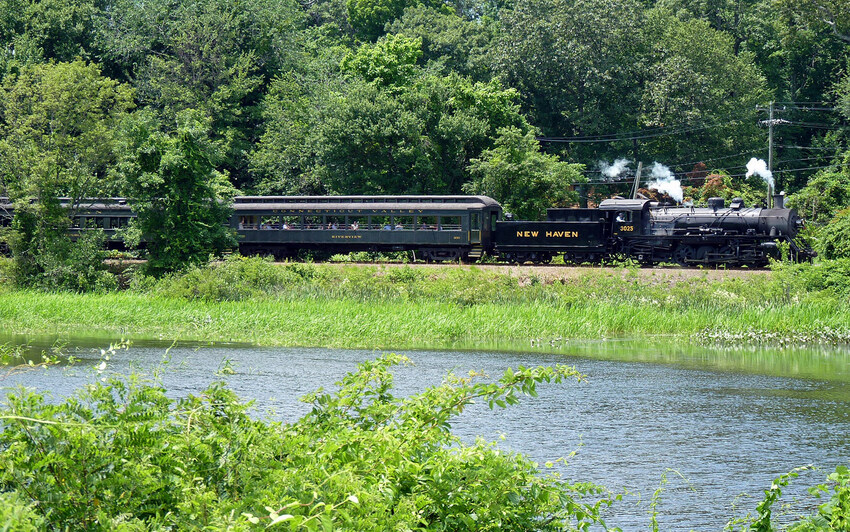 Photo of NH 3025 heads north at Essex St Deep River CT