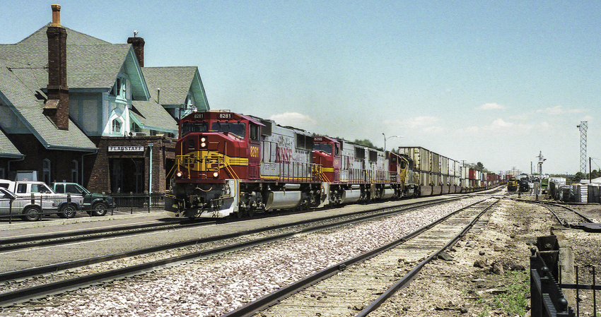 Photo of BNSF 8281 Passing Former Santa Fe Flagstaff Depot
