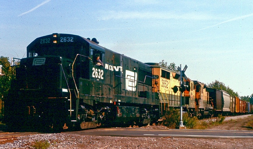 Photo of Westbound Conrail freight on the West Shore