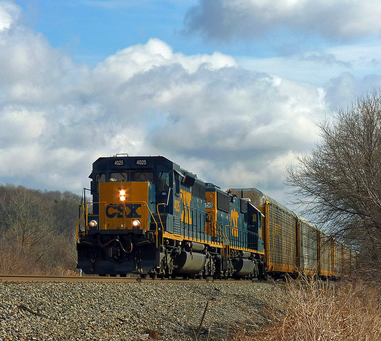 Photo of CSX SD40-3 leads westbound auto rack train