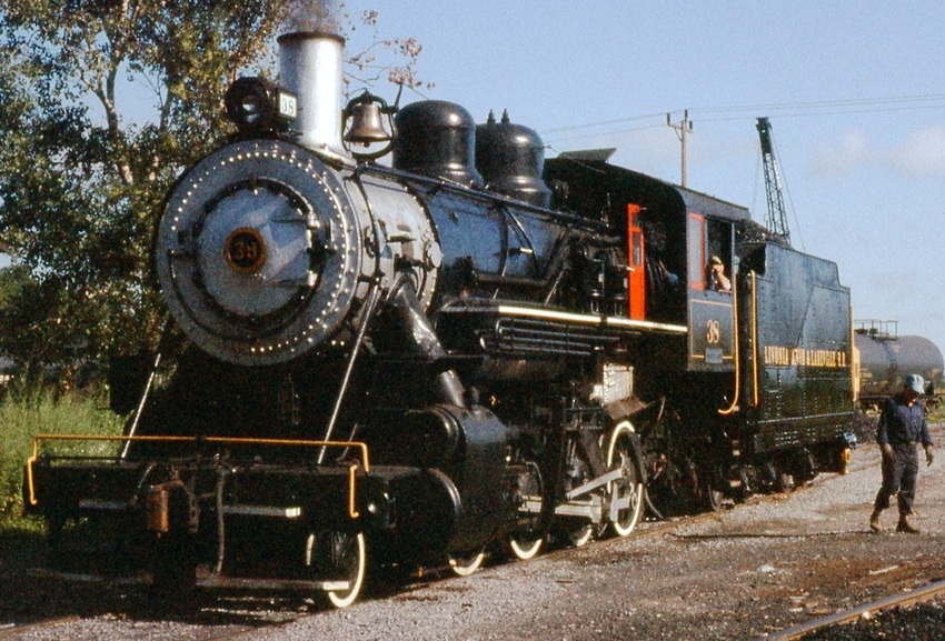 Photo of LA&L #38 gets ready to work