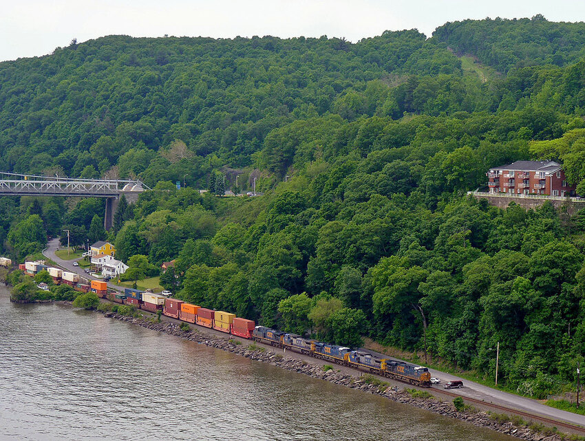 Photo of CSX Stack train heads up the West Shore