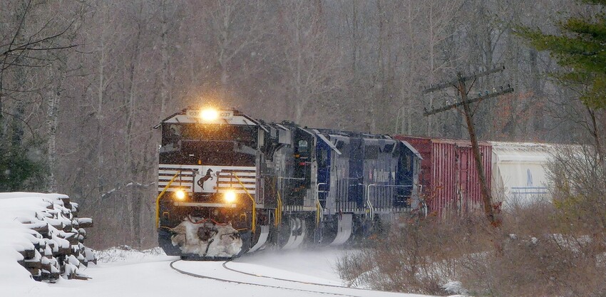 Photo of NS 14R descends Belden Hill on the D&H