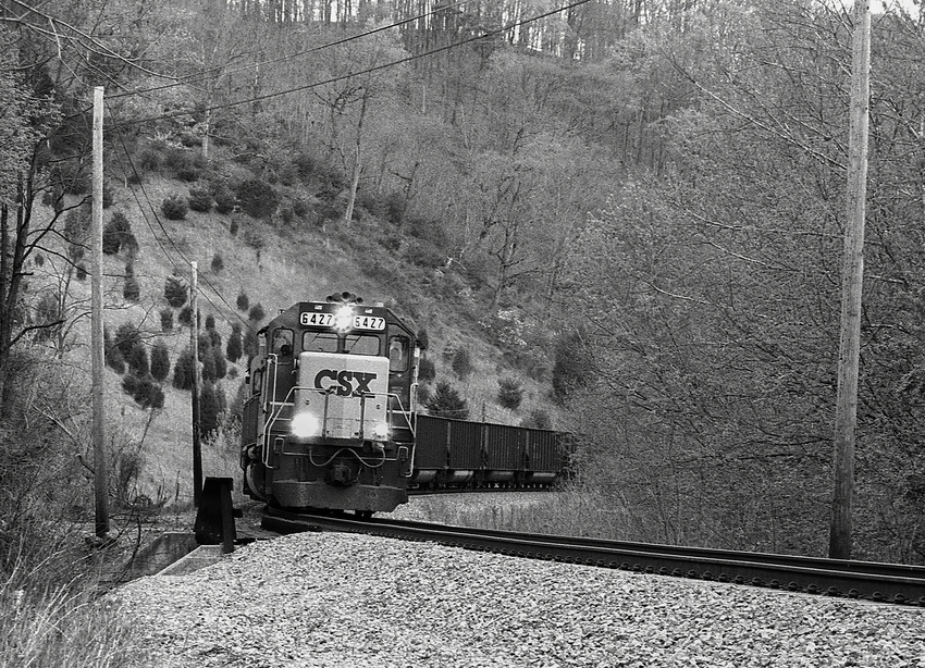 Photo of CSX Empty Hopper Train in the Narrow Passage