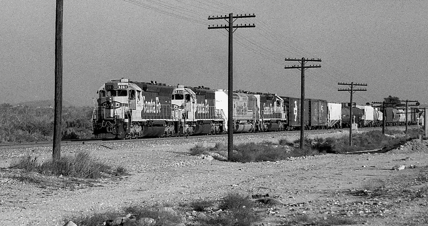 Photo of Eastbound Santa Fe Freight at Devore, CA