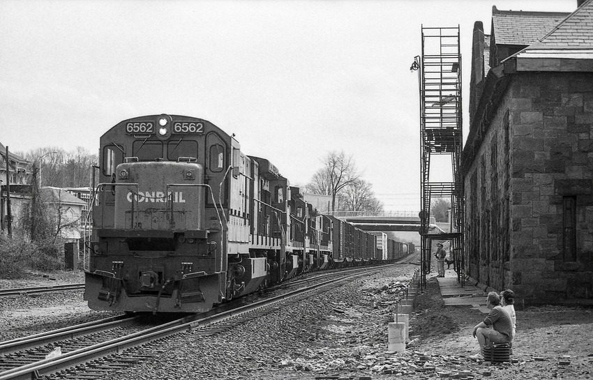 Photo of Palmer's Conrail Glory Days #10 - CR 6562 Pulling Out His Pickup