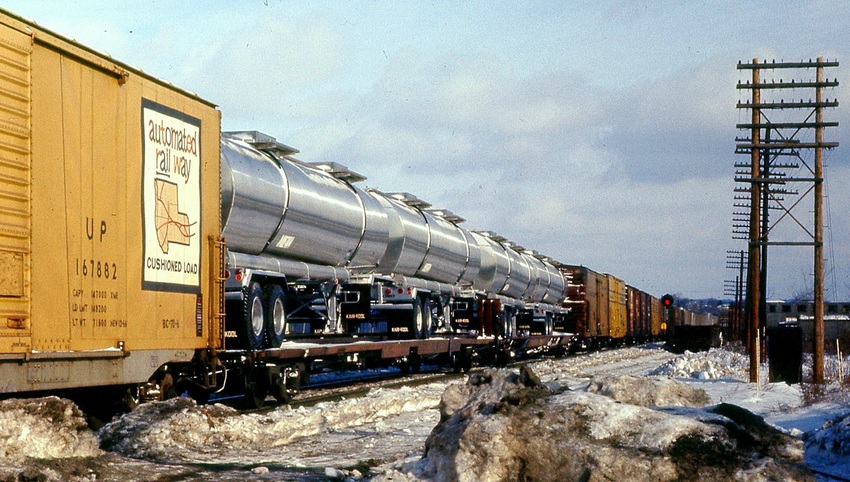 Photo of Anatomy of an EL freight train - 4