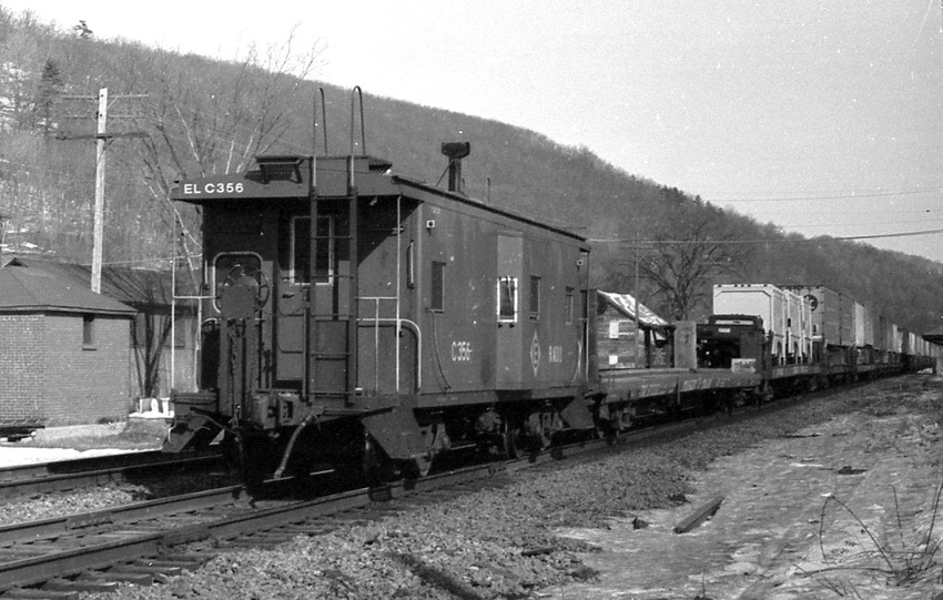 Photo of New EL Caboose on eastbound pig train at Owego