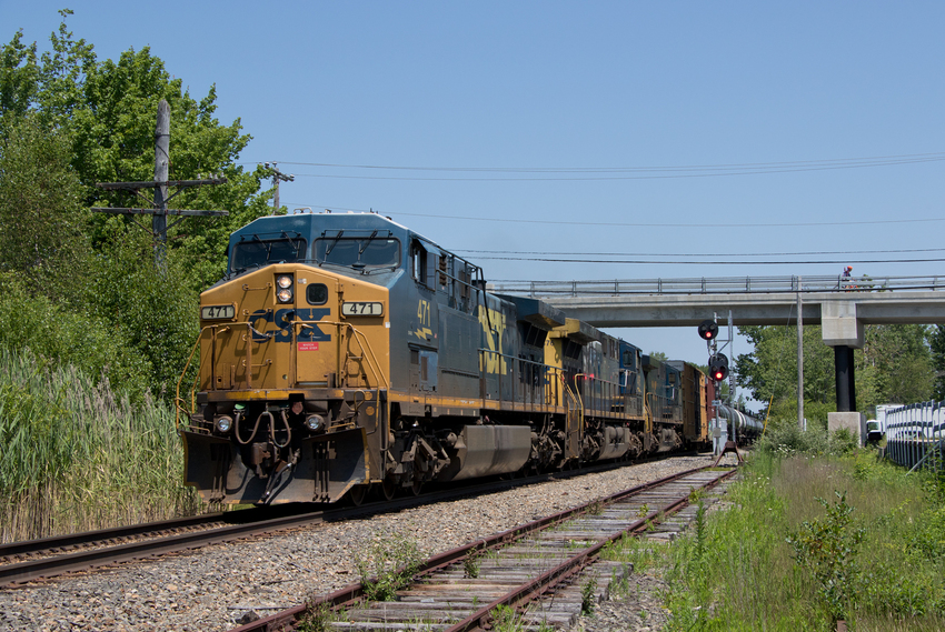 Photo of CSXT 471 Leads M427 at Pine Point