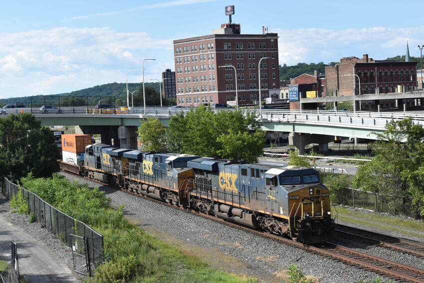 Photo of Eastbound Trio of GE's
