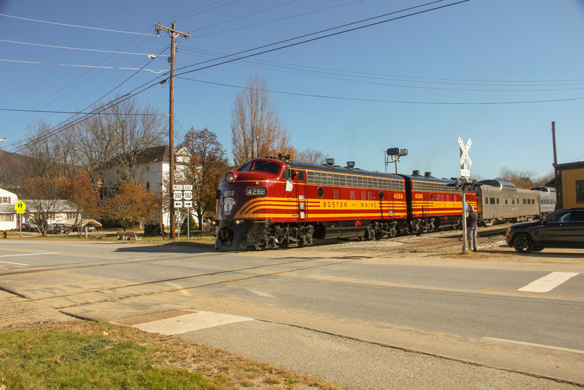 Photo of 470 Club Excursion passes the Bartlett Freighthouse