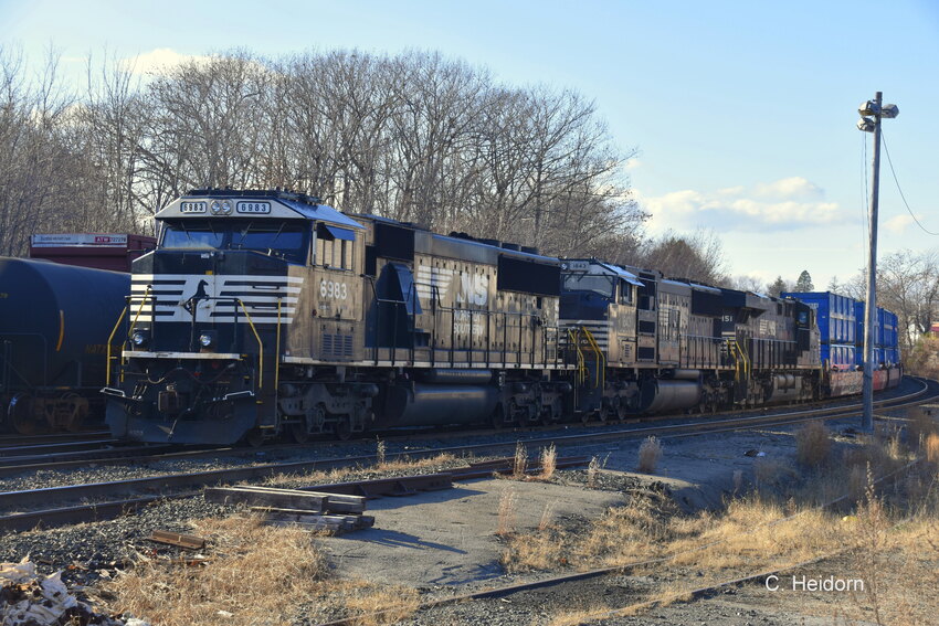 Photo of NS 6983 Waits for a Crew