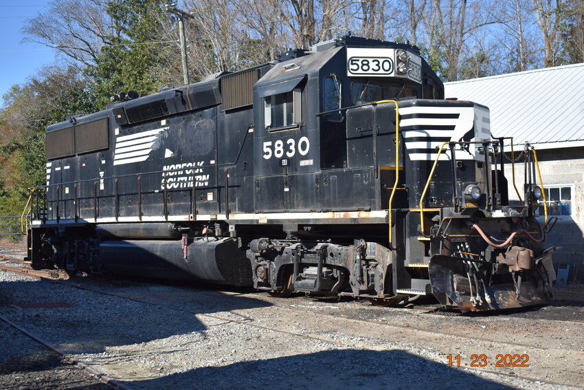Photo of A&R GP38-3 #5830 - full frontal view