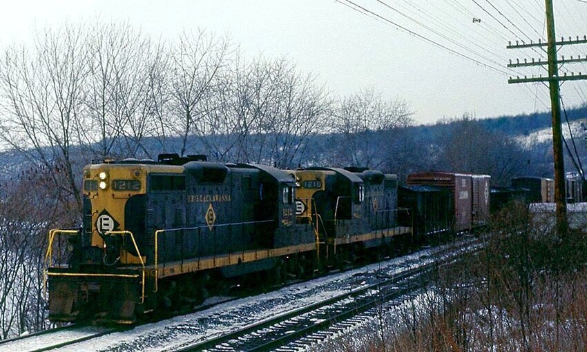 Photo of A pair of ex-Erie GP7s lead an EL freight along the Susquehanna