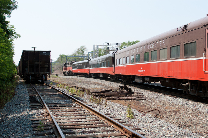 Photo of P&W Passenger Train approaches the Roger Williams Zoo