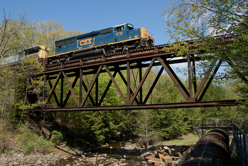 Photo of CSXT 1712 Leads M426 over Messalonskee Stream