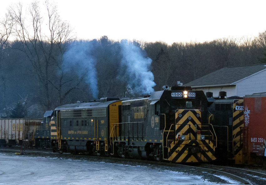Photo of G&U F7 and ex-F7 switching at N Grafton